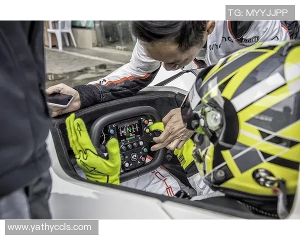 F1车手体能训练对赛季表现的影响与科学研究探讨 F1车手体能训练对赛季表现的影响与科学研究探讨